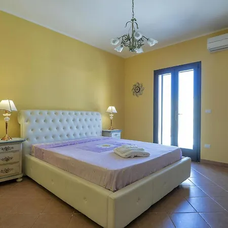 Villa Spiacious Italian Marina di Mancaversa